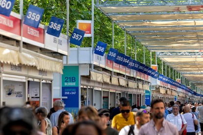 El paseo del retiro lleno de casetas por la Feria del Libro de Madrid.