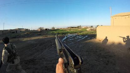 Rafael Kardari con un fusil en un fotograma del documental.