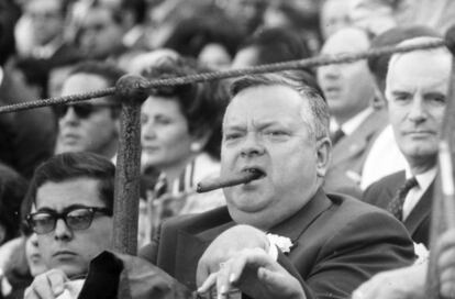 El director de cine Orson Welles, en la plaza de toros de Sevilla.