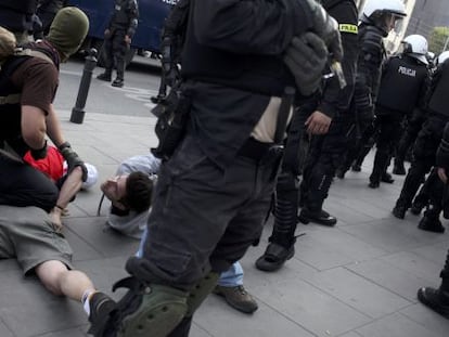 Seguidores polacos detenidos tras los altercados.