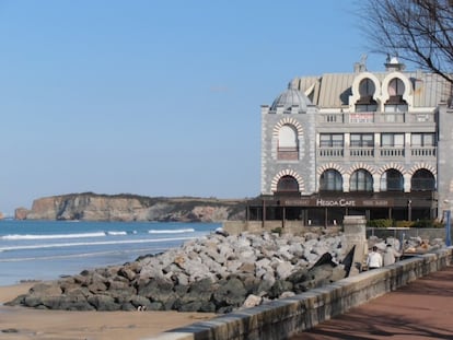 El antiguo casino es uno de los símbolos de Hendaya, donde le puedes plantar cara a la suerte. Un mirador improvisado desde el que apreciar el paisaje que lo envuelve. Este enclave tiene una de las playas más bonitas de Francia, ideal para iniciarse en el surf.