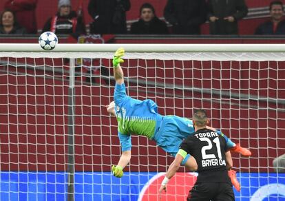 El portero del Leverkusen, Bernd Leno, falla la parada del balón lanzado por Saúl Níguez. 