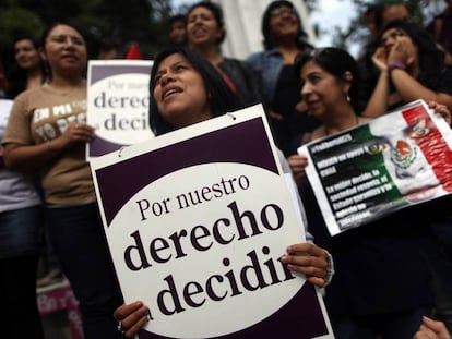 Mujeres se manifiestan a favor del derecho a decidir.