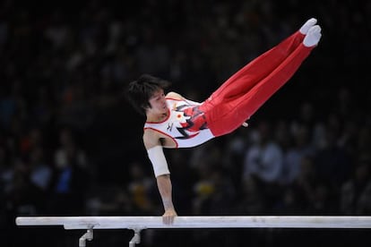 Uchimura, durante su ejercicio de barras paralelas 