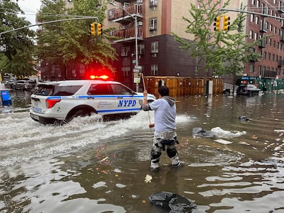 Un hombre intenta drenar la tapa de una alcantarilla, la semana pasada en Brooklyn (Nueva York).