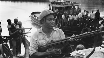 Un soldado ibo durante la guerra de Biafra.