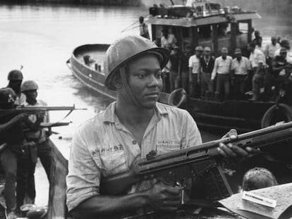 Un soldado ibo durante la guerra de Biafra.