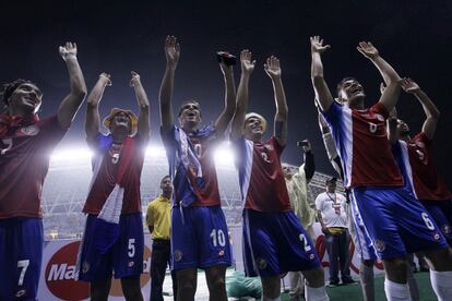 Los jugadores costarricenses celebran su clasificación