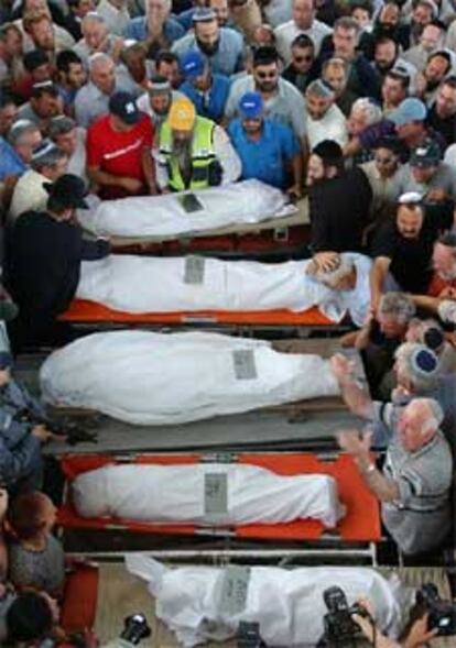 Funeral por la colona judia y sus cuatro hijas asesinadas en un ataque palestino en la franja de Gaza.