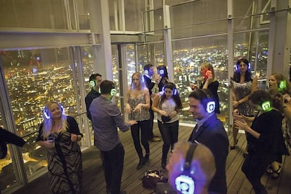 Una noche de baile en la torre Shard de Londres, que comparte con Los Ángeles la moda de las discotecas silenciosas.