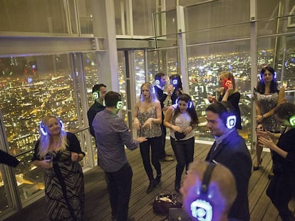 Una noche de baile en la torre Shard de Londres, que comparte con Los Ángeles la moda de las discotecas silenciosas.