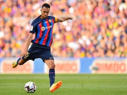 Sergio Busquets golpea el balón durante su último partido en el Camp Nou con el Barça, el pasado domingo ante el Mallorca.