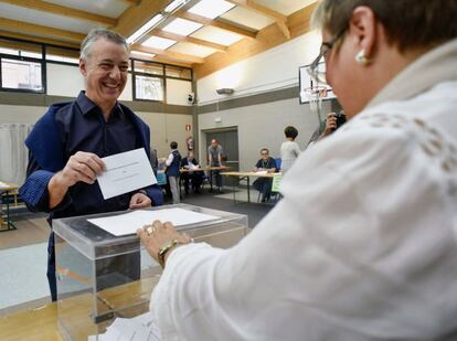 El candidato a lehendakari, Íñigo Urkullu, depositando su voto en el colegio de Durango en unas autonómicas anteriores.