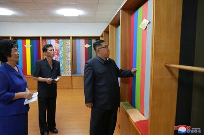 Kim Jong-Un visita una fábrica en Sinuiju, Corea del Norte.