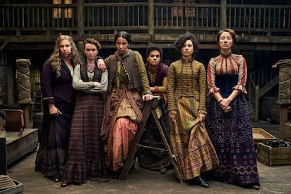 Protagonistas de la serie Mil Golpes de Disney+