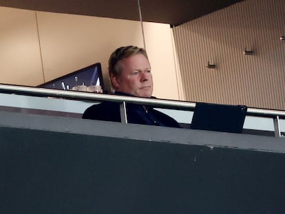 Ronald Koeman observa el partido entre el Atlético de Madrid y el Barcelona.