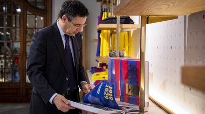 Bartomeu, con el libro '120 años del Barça'.