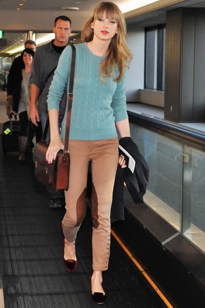 Taylor Swift solo necesita un jersey de lana azul y unos pantalones camel para estar perfecta.