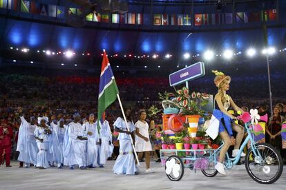 Gambia durante el desfile en la ceremonia de apertura.