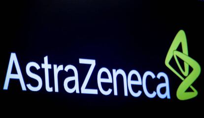 Logotipo de AstraZeneca en una pantalla de la Bolsa de Nueva York, el 8 de abril de 2019.