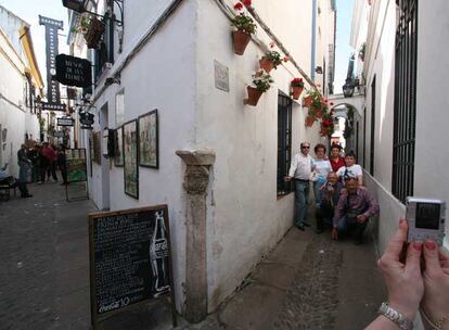 La calle de Velázquez Bosco (izquierda) y la calleja de las Flores perfilan entre fachadas encaladas el intrincado trazado de la judería cordobesa.