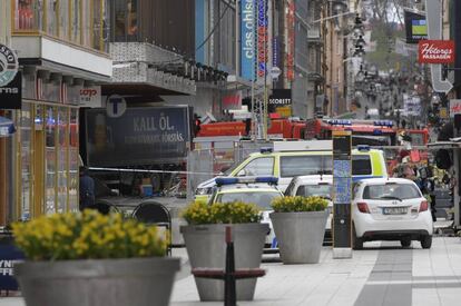 Imagen de la parte trasera del cami&oacute;n en una calle comercial de Estocolmo. 