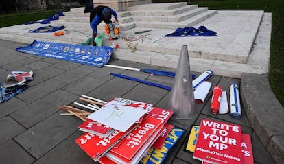 Manifestante contrário ao Brexit prepara cartazes junto ao Parlamento, nesta segunda-feira, em Londres.