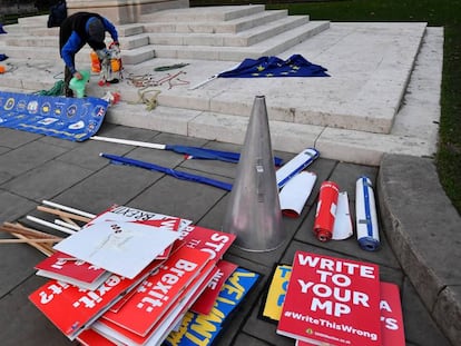 Manifestante contrário ao Brexit prepara cartazes junto ao Parlamento, nesta segunda-feira, em Londres.