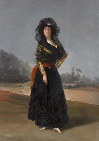 Francisco de Goya (Fuendetodos, Zaragoza, 1746 - Burdeos, 1828) dejó una de sus imágenes más deslumbrantes en este retrato de la XIII duquesa de Alba, María del Pilar Teresa Cayetana de Silva Állvarez de Toledo y Silva Bazán (1762-1802). Además de ser un brillante alarde de pintura, atrae por el misterio que se cierne sobre su creación y su significado. El pintor pasó unos meses invitado en su finca de Sanlúcar de Barrameda, de 1796 a 1797, María del Pilar Teresa Cayetana tenía 35 años, acababa de enviudar y estaba en la flor de su belleza. La relación que hubo entre los dos ha dado origen a muchas especulaciones, aunque los detalles no se sabrán nunca, pero que Goya sucumbió al hechizo de la duquesa, lo revela claramente su arte: en la arena está escrito "Solo Goya", y en los anillos de la duquesa se leen las inscripciones "Alba" y "Goya". El retrato tuvo una gran significación personal para el artista, que lo conservaba en su taller muchos añoos después de la muerte de Cayetana.