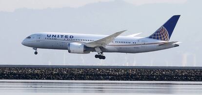 Un Boeing 787 de la compa&ntilde;&iacute;a estadounidense United aterriza en el aeropuerto de San Francisco.