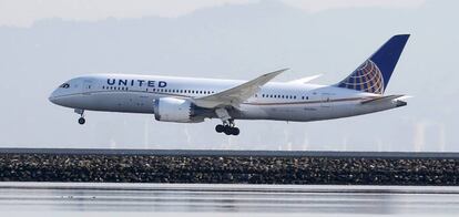Un Boeing 787 de la compañía estadounidense United aterriza en el aeropuerto de San Francisco.