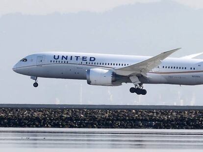 Un Boeing 787 de la compa&ntilde;&iacute;a estadounidense United aterriza en el aeropuerto de San Francisco.