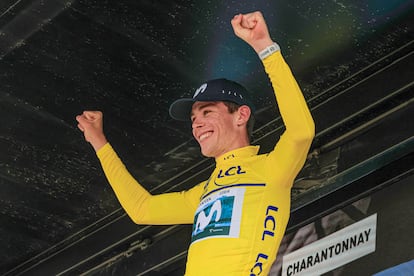 Romeo, con el maillot amarillo en el podio de la Dauphiné.