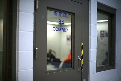Inmigrantes sentados en sus celdas para detenidos del Servicio de Inmigración y Control de Aduanas de EEUU.