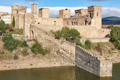 Buitrago de Lozoya cuenta con el único museo "dedicado al arte y a la amistad", fruto de la donación de las obras que a lo largo de 25 años Picasso fue regalando a Eugenio Arias, amigo y peluquero del genio malagueño durante el exilio de ambos en Francia. Cuando Eugenio Arias regresó a su pueblo natal donó al municipio la colección de obras del pintor. El museo brinda una excusa perfecta para visitar este precioso pueblo amurallado de la sierra Norte de Madrid. Buitrago está sobre un promontorio rodeado por el río Lozoya, en un punto estratégico que dominaba el paso de Somosierra. De ahí su castillo y su muralla, tanto musulmana como cristiana. Un lugar encantador para una escapada desde Madrid, que presume además de sus puentes medievales, una iglesia antigua y una intensa agenda cultural. En los alrededores hay muchas posibilidades para el senderismo, el piragüismo y realizar rutas a caballo o en bicicleta.