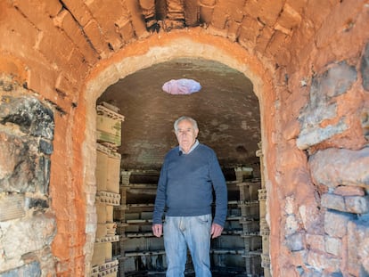 Melchor Tito, exponente de la alfarería tradicional de Úbeda, recorre el interior de su horno árabe.