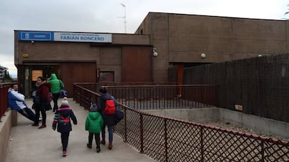 Entrada del Centro Polideportivo Municipal &quot;Fabi&aacute;n Roncero&quot; de Madrid.