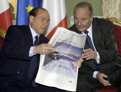 Silvio Berlusconi (izquierda), entonces primer ministro de Italia, muestra un periódico a Jacques Chirac, durante una cumbre franco-italiana celebrada en Pegigueux (Francia) en 2001.