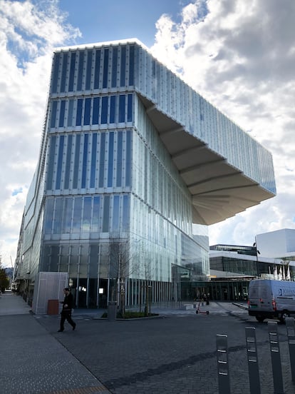 Exterior de la biblioteca pública Deichman Bjørvika de Olso.