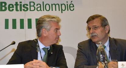 El presidente del Betis, Miguel Guillén, junto a José Antonio Bosch.