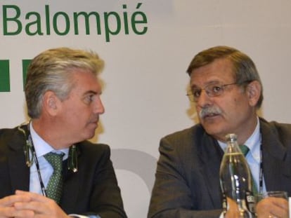 El presidente del Betis, Miguel Guillén, junto a José Antonio Bosch.