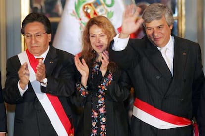 Fernando Olivera (derecha), junto a Toledo y la esposa de éste, tras prestar juramento como ministro de Exteriores.