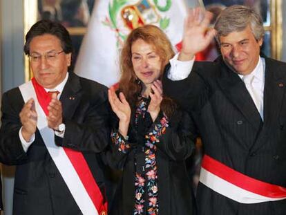 Fernando Olivera (derecha), junto a Toledo y la esposa de éste, tras prestar juramento como ministro de Exteriores.