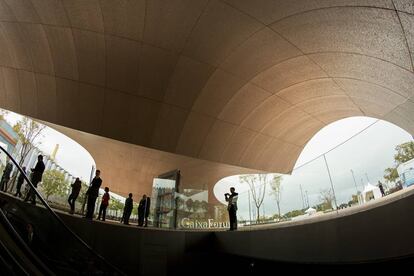 Asistentes a la inauguración del CaixaForum Sevilla, obra de Guillermo Vázquez Consuegra, ayer bajo la marquesina que da entrada al centro.