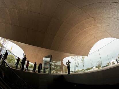 Asistentes a la inauguraci&oacute;n del CaixaForum Sevilla, obra de Guillermo V&aacute;zquez Consuegra, ayer bajo la marquesina que da entrada al centro.