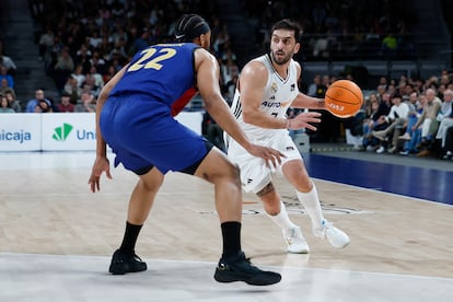 Campazzo (derecha) ante Parker este domingo.