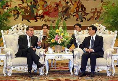 Gerhard Schröder, a la izquierda, ayer en Pekín con el vicepresidente chino, Hu Jintao.