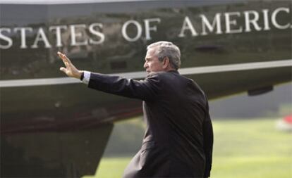 George W. Bush se dirige a un helicóptero, hoy, en la Casa Blanca.