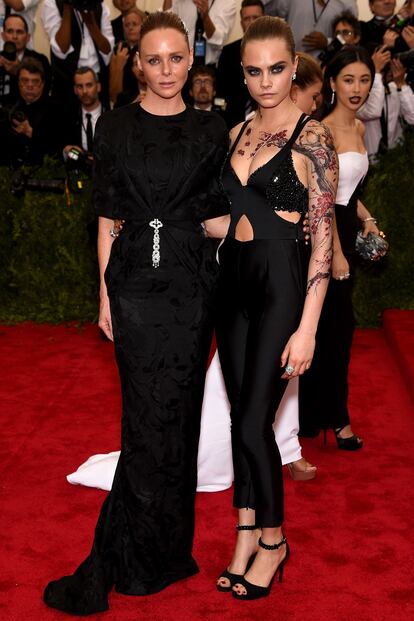 Stella McCartney y Cara Delevingne son un dúo inseparable en esto de la Gala MET.