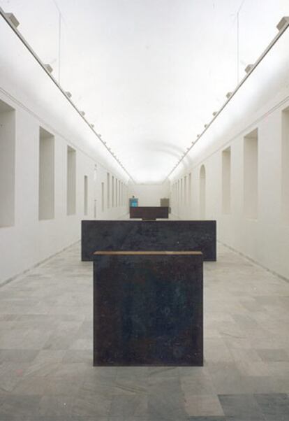 Fotografía de archivo de la escultura de Richard Serra <i>Equal-Parallel/Guernica-Bengasi</i> en el Museo Reina Sofía de Madrid.